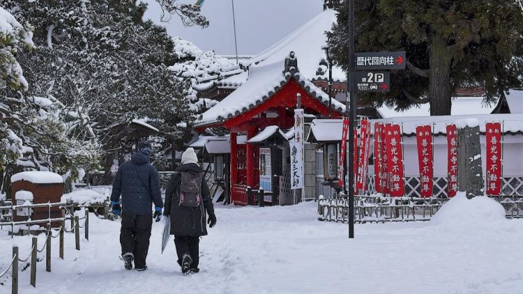 Heavy snow and record cold hit Japan