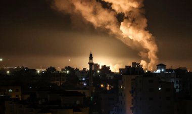 Israeli air strike hits Hamas complex in Gaza