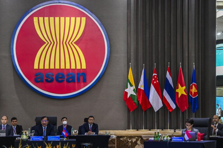 ASEAN ministers urge Myanmar peace