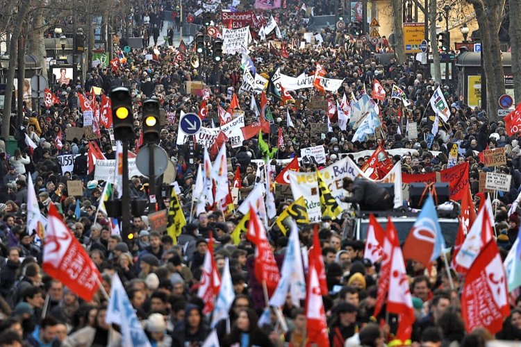 French unions battle to keep momentum in pension showdown