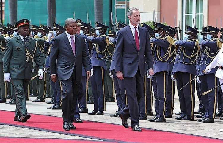 The King of Spain meets the President of Angola in Luanda