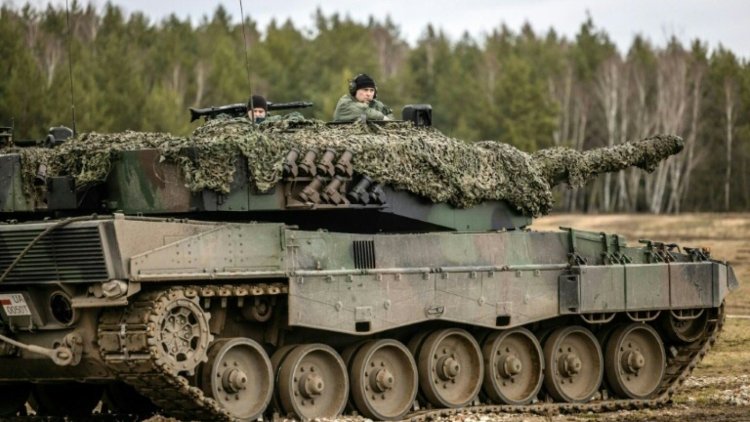 Ukraine troops train on Leopard tanks in Poland