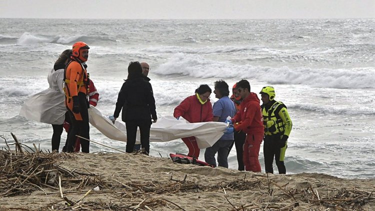 Around 60 migrants die in boat wreck off Italy