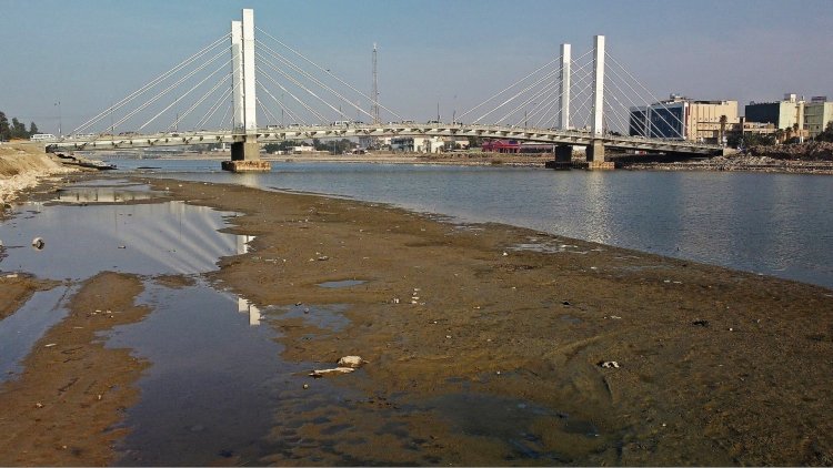 Levels of Iraq's Tigris and Euphrates plunge in south