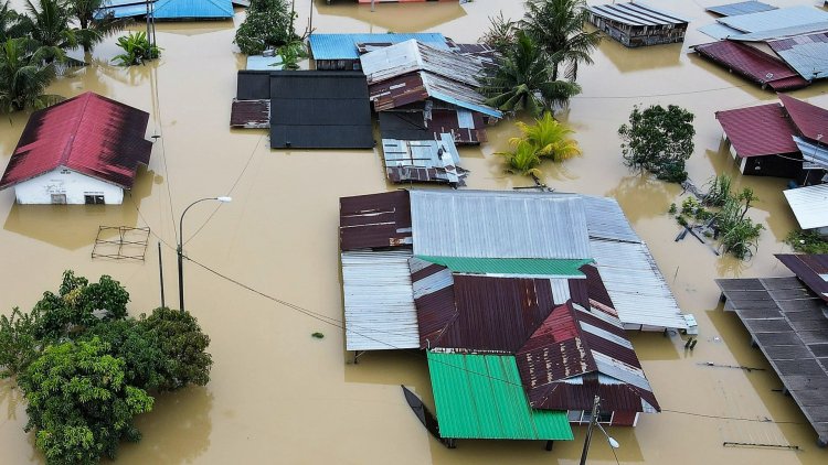 At least four dead, thousands evacuated in Malaysia floods