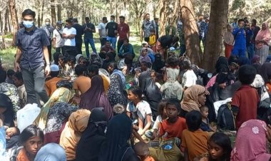 Boat carrying over 100 lands in Indonesia