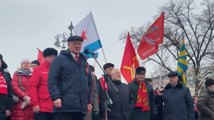 Russian Communists Gather for Holiday