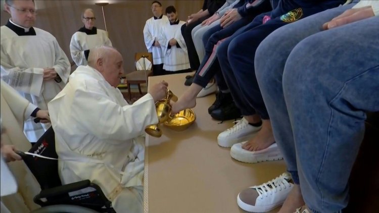 Pope Francis Washes Feet of Women Prisoners