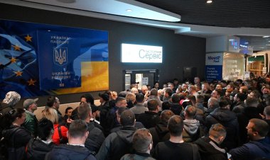 Ukrainians in Warsaw Protest Passport Office Closure
