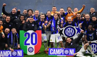 Inter Milan celebrate after winning Serie A