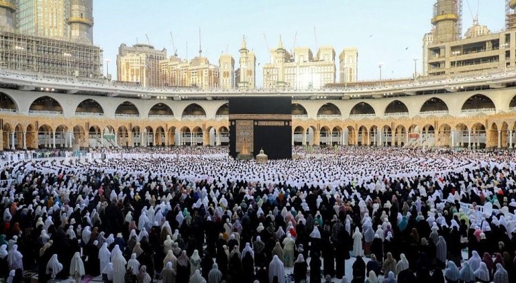 Muslims Celebrate Eid al-Fitr at Holy Shrines