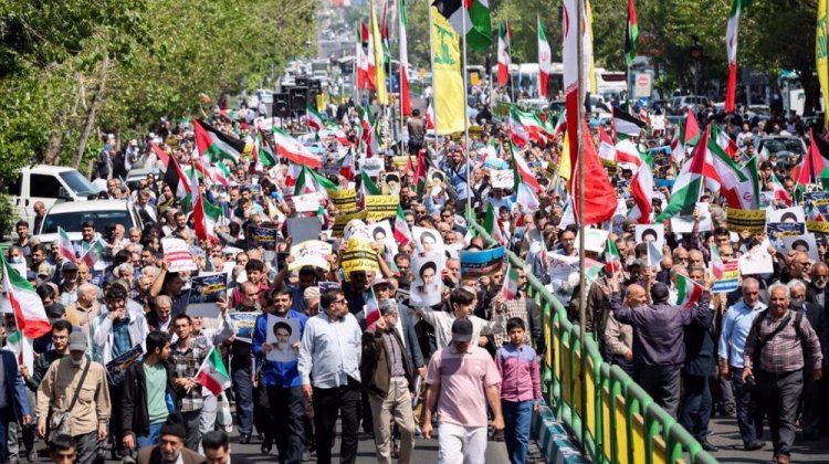 Iranians Rally in Support of Retaliatory Strikes