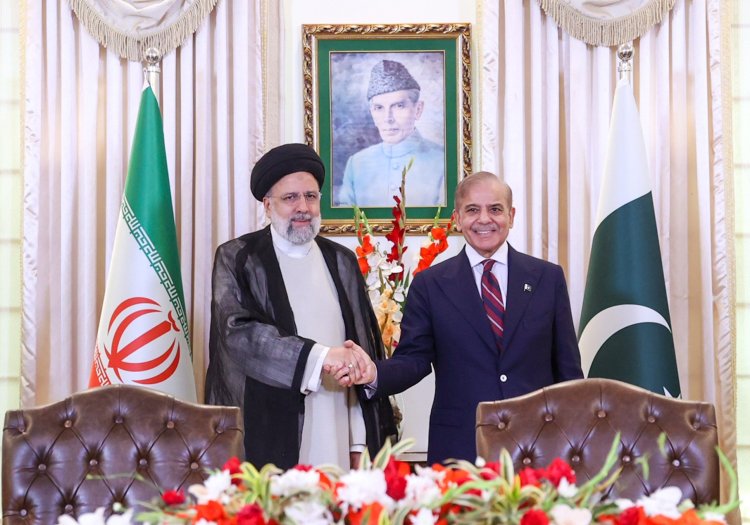 Iran's Raisi Visits Pakistan to Strengthen Ties