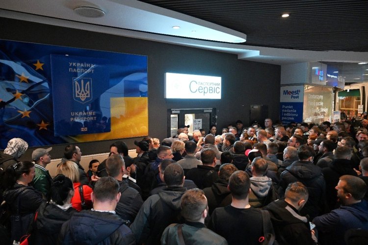 Ukrainians in Warsaw Protest Passport Office Closure
