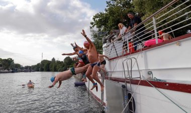 Parisians Dive into Clean Seine