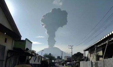 Indonesia Evacuates Hundreds as Volcano Erupts