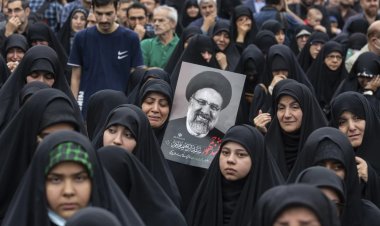 Iranians mourn the death of the president