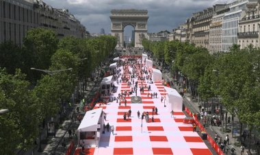 Champs-Elysees Hosts Giant Picnic for 4,000 Diners