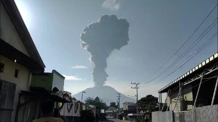 Indonesia Evacuates Hundreds as Volcano Erupts