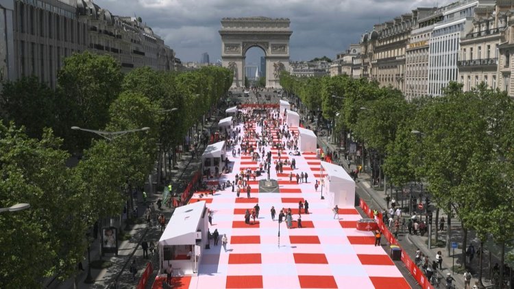Champs-Elysees Hosts Giant Picnic for 4,000 Diners