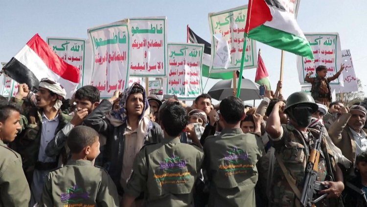 Thousands March in Sanaa Supporting Gaza Amid Strikes