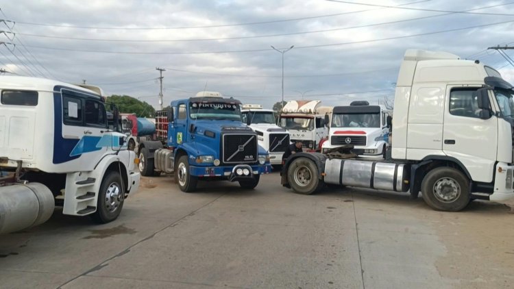 Truckers Block Roads in Bolivia Over Dollar Shortage