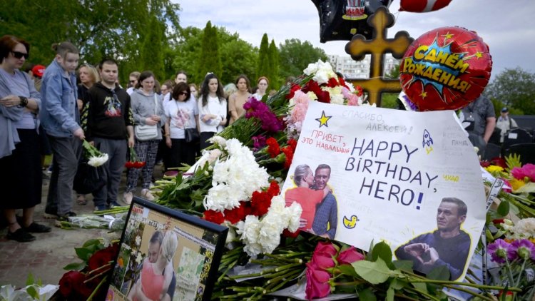 Hundreds Gather to Honor Alexei Navalny on Birthday