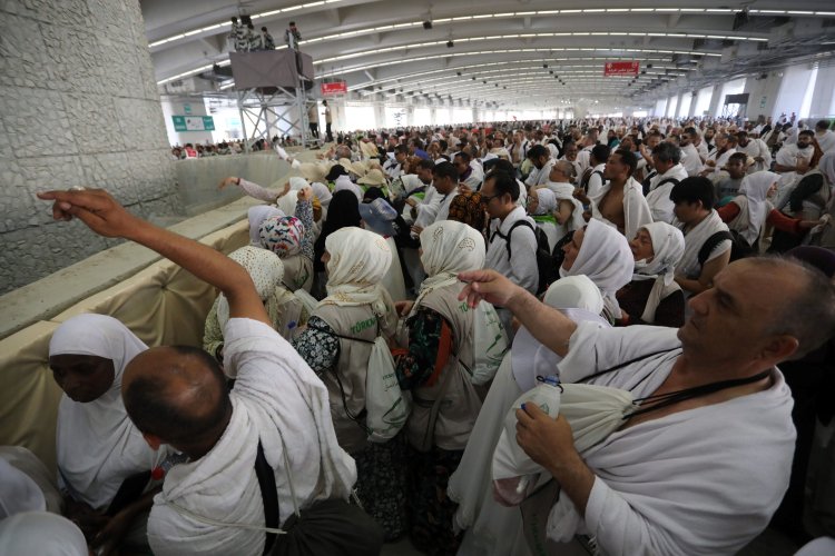 Hajj Pilgrims Perform Symbolic Stoning of the Devil