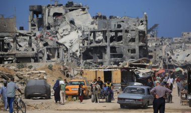 Thousands Flee Khan Younis Amid Israeli Strikes