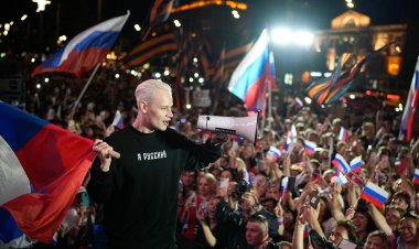 Pro-Kremlin Singer Protests U.S. Embassy Block