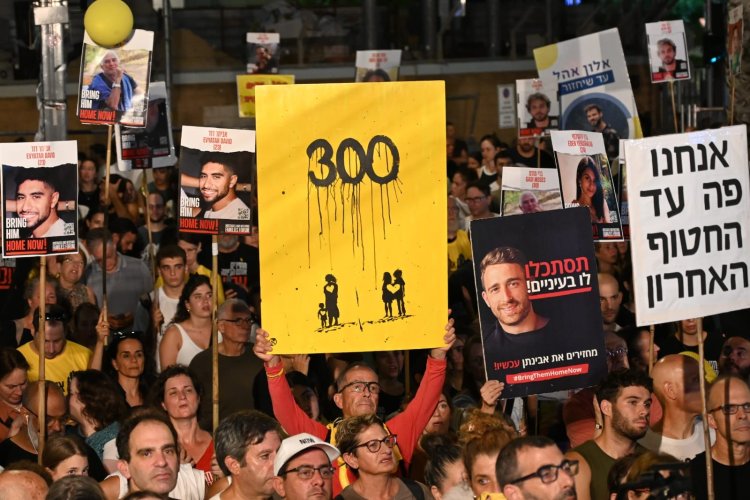 Thousands Rally on War's 300th Day in Tel Aviv