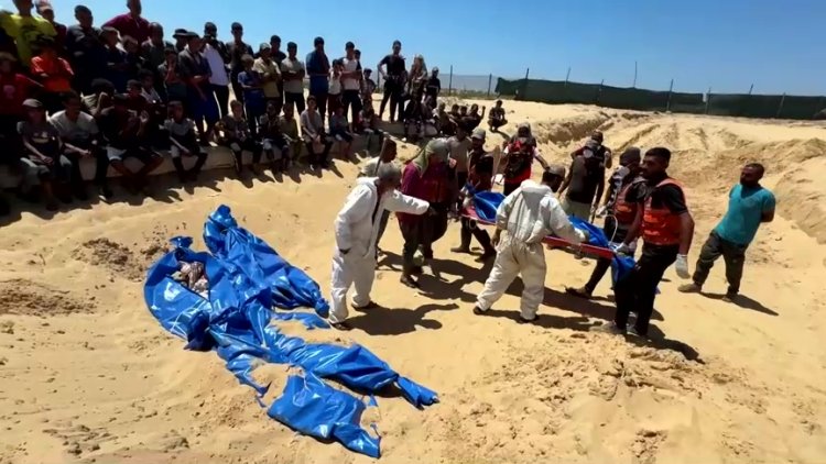 Palestinian bodies buried in mass grave