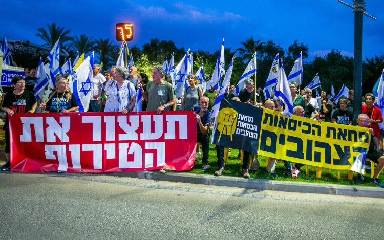 Israelis Demand Hostage Deal in Tel Aviv Protest