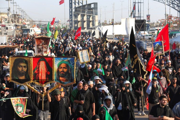 Thousands of Pilgrims March to Karbala for Arbaeen