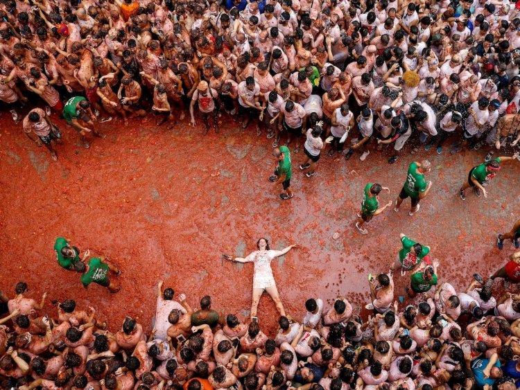 Thousands Join La Tomatina Tomato Fight in Spain