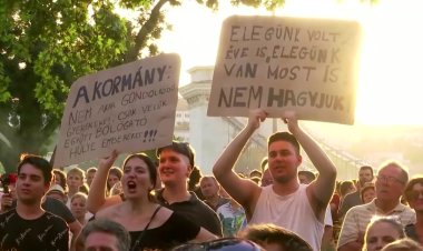 Budapest Protests Over School Director's Dismissal
