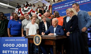 Biden Signs Executive Order for Workers’ Rights