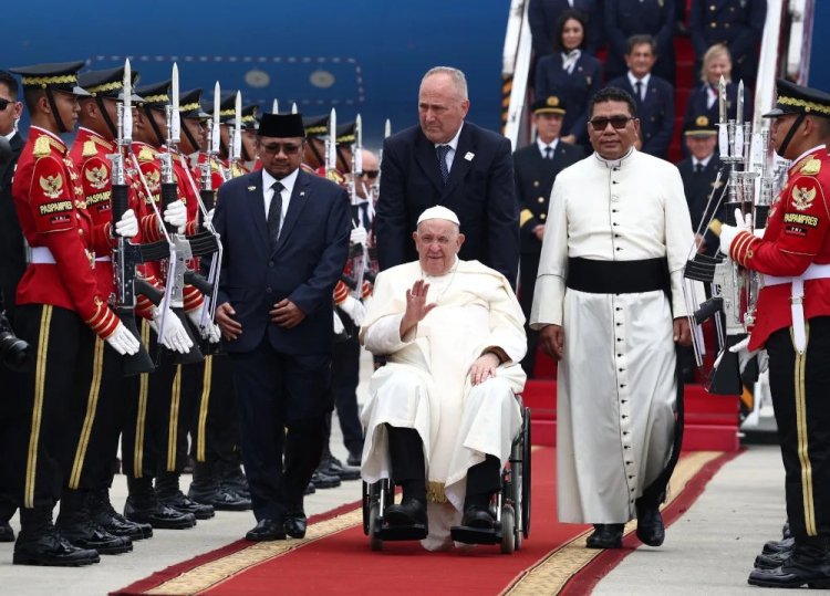 Pope Francis Urges Religious Harmony in Indonesia Visit