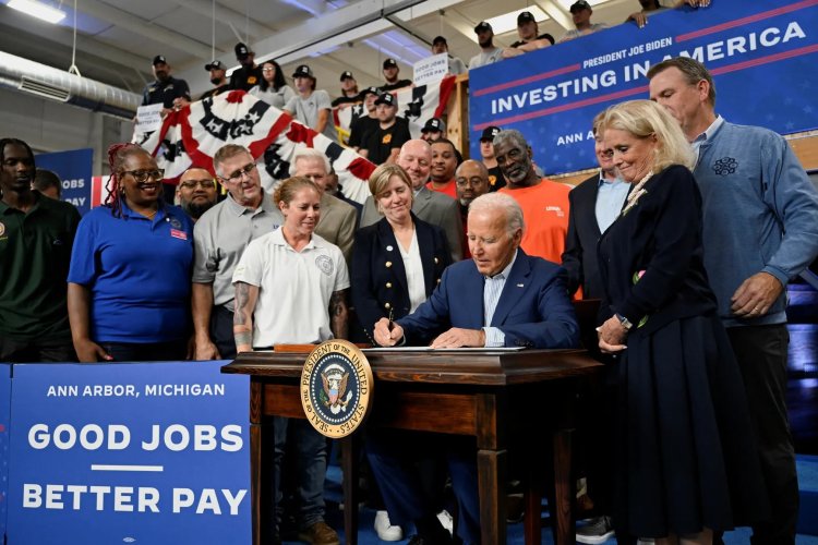 Biden Signs Executive Order for Workers’ Rights