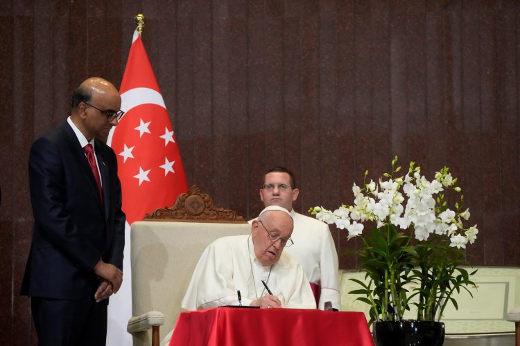 Pope Francis Visits Singapore’s Parliament