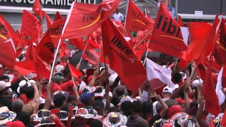 Thousands Rally in Support of President Castro