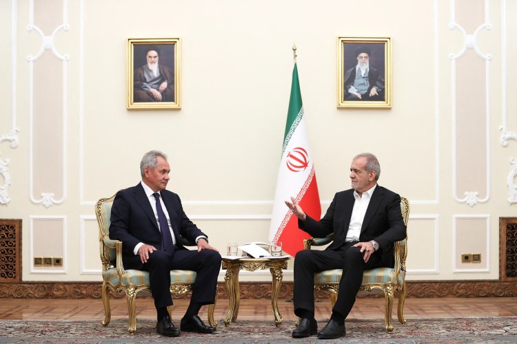 Shoigu Meets Iranian Defense Chief in Tehran