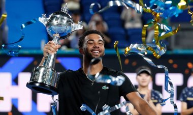 Fils overcomes injury to win Japan Open in thriller