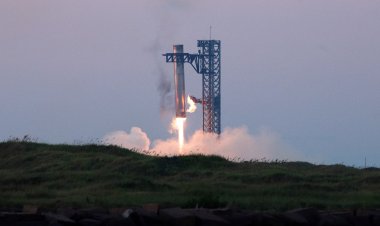 SpaceX lands Starship booster using giant arms