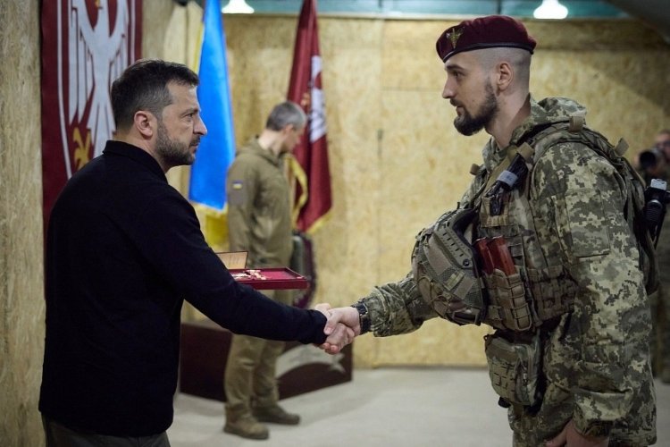 Zelenskiy visits Sumy, praises troops in Kursk incursion