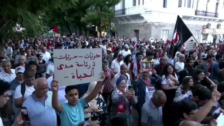 Tunis protesters clash with police ahead of election