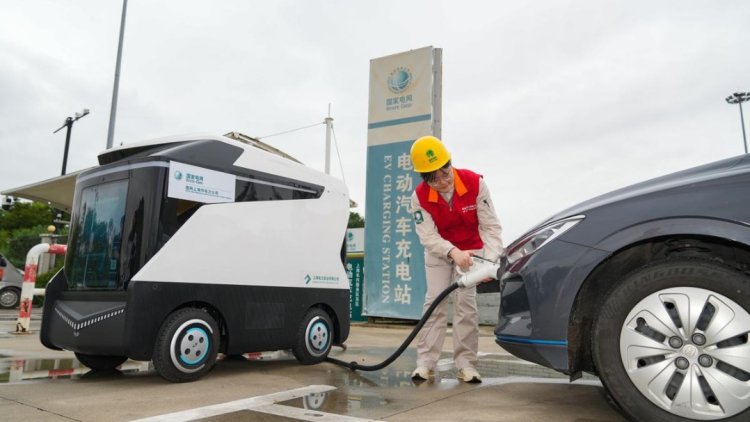 Shanghai deploys mobile charging robots on highways