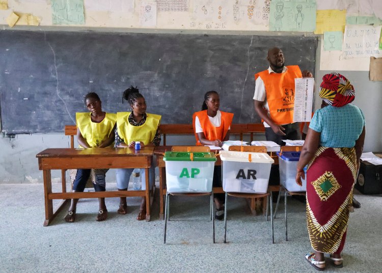 Mozambicans vote in tense general election