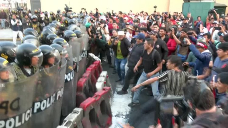 Transport workers clash with police in Lima strike