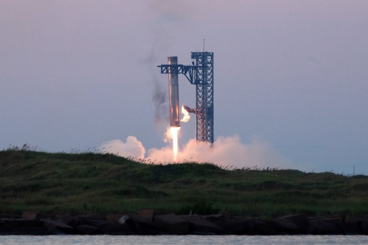 SpaceX lands Starship booster using giant arms